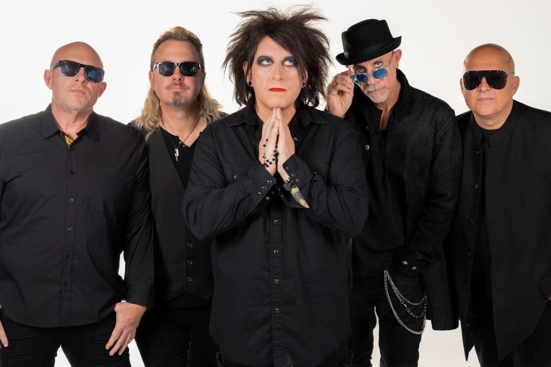 The Cure posando en fondo blanco