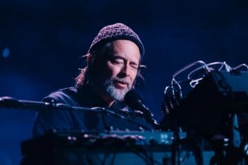 Thom Yorke tocando el piano