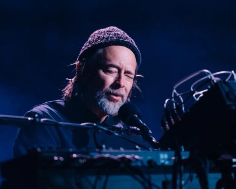 Thom Yorke tocando el piano