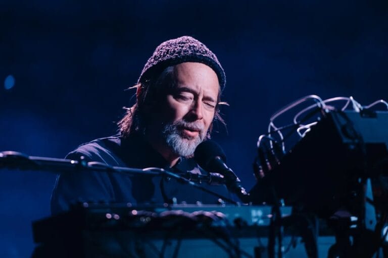 Thom Yorke tocando el piano