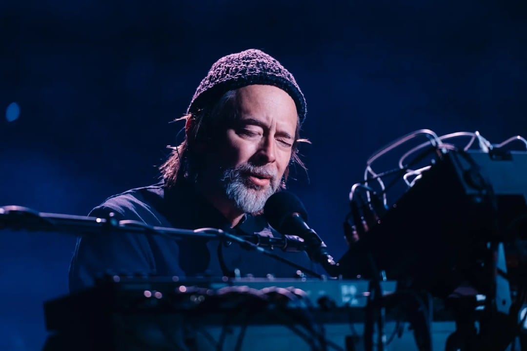 Thom Yorke tocando el piano