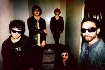 Winona Riders posando en una sala