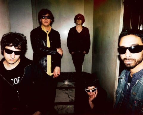 Winona Riders posando en una sala