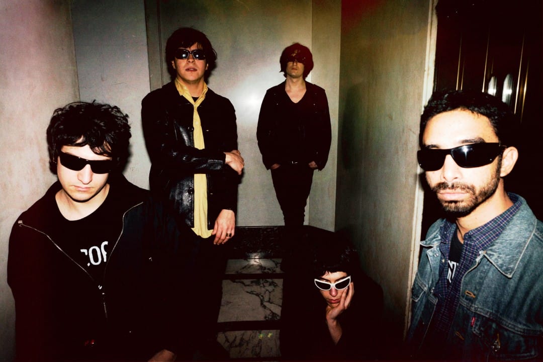 Winona Riders posando en una sala