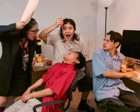 380 en sesión dentro de una oficina