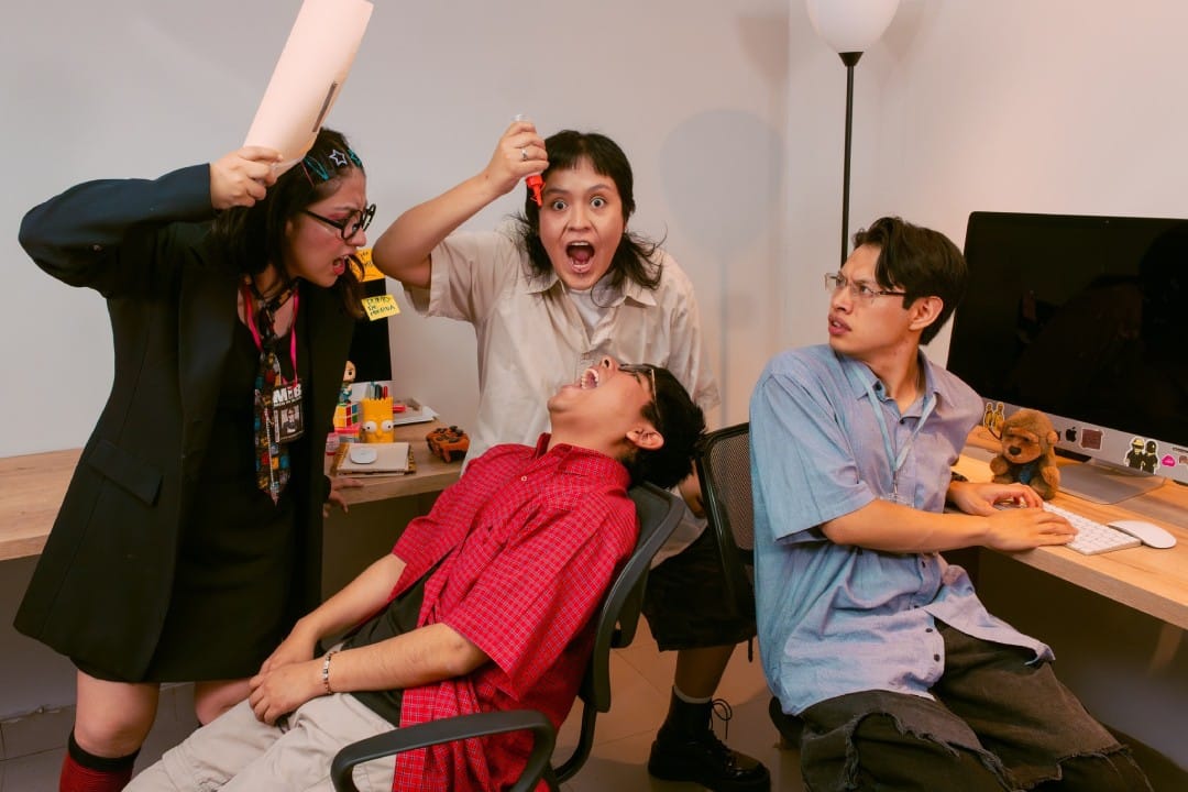 380 en sesión dentro de una oficina