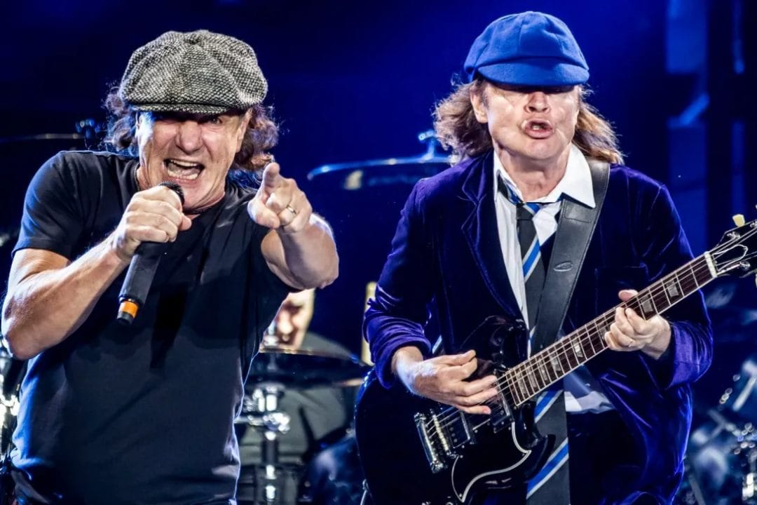 AC/DC tocando en el escenario