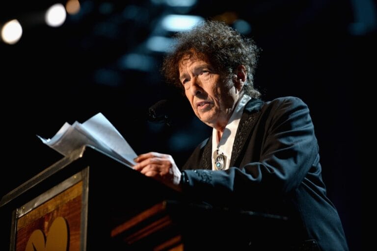 Bob Dylan dando discurso