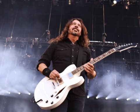 Dave Grohl con su guitarra Gibson
