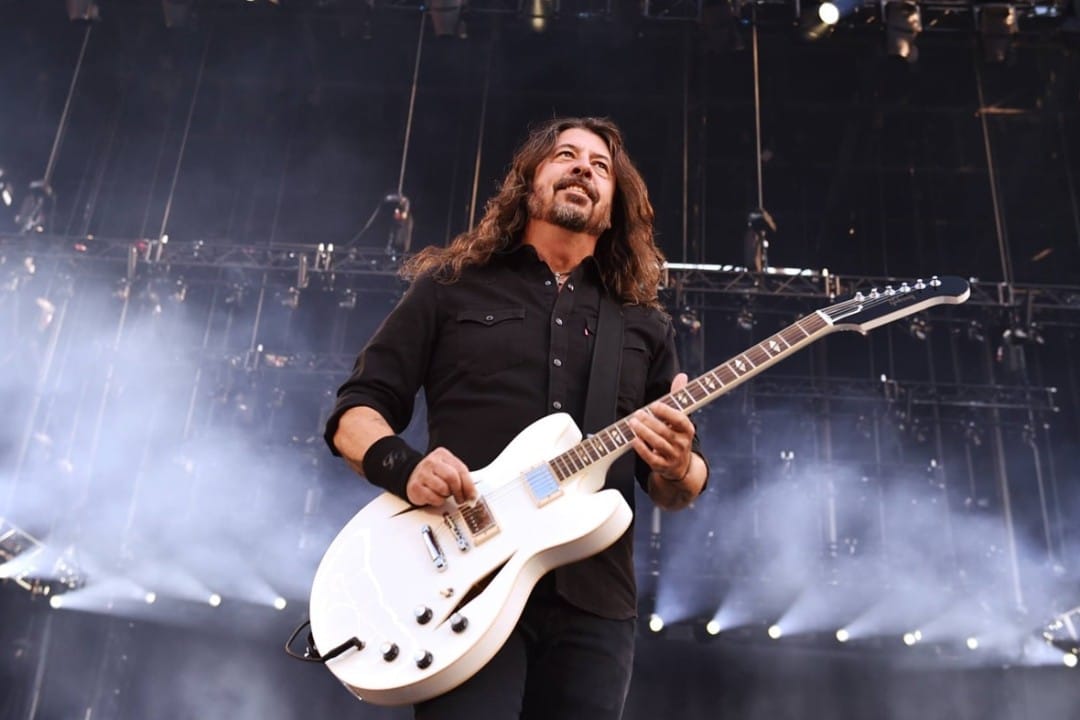 Dave Grohl con su guitarra Gibson