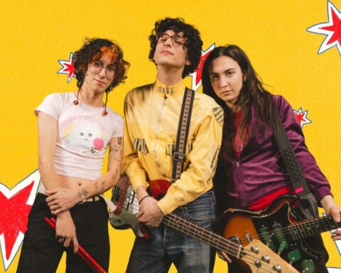 Fabricio Robles con traje amarillo y su guitarra