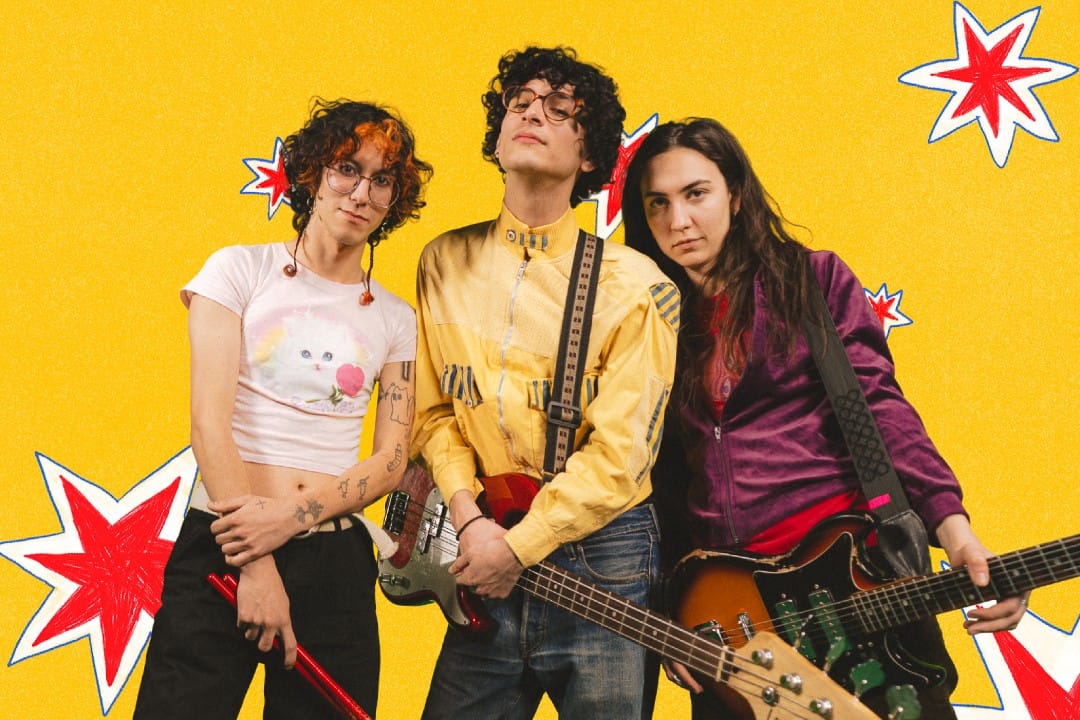 Fabricio Robles con traje amarillo y su guitarra