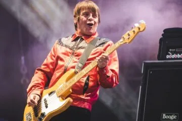 Gary 'Mani' Mounfield en concierto