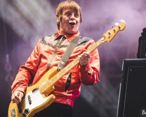 Gary 'Mani' Mounfield en concierto