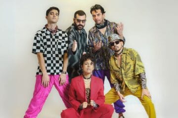 Hit La Rosa con vestimentas multicolores