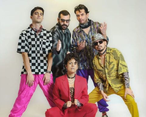 Hit La Rosa con vestimentas multicolores