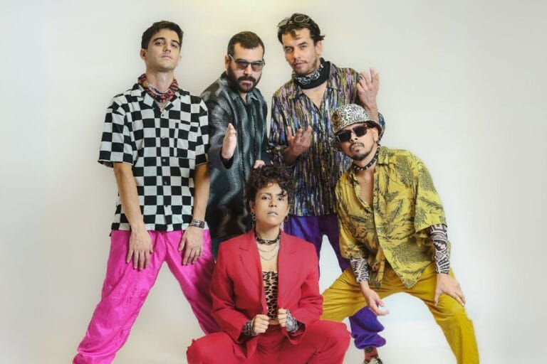 Hit La Rosa con vestimentas multicolores