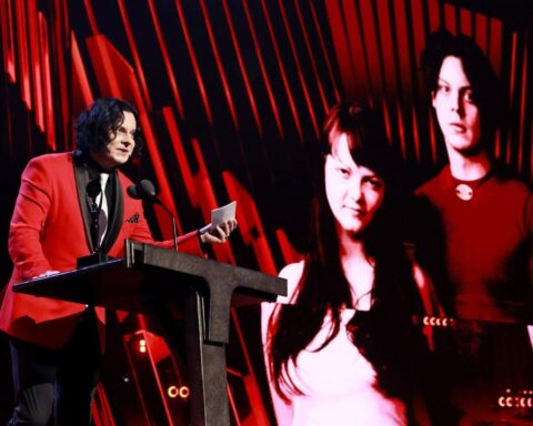 Jack White sobre un podio en el Salón de la Fama del Rock & Roll
