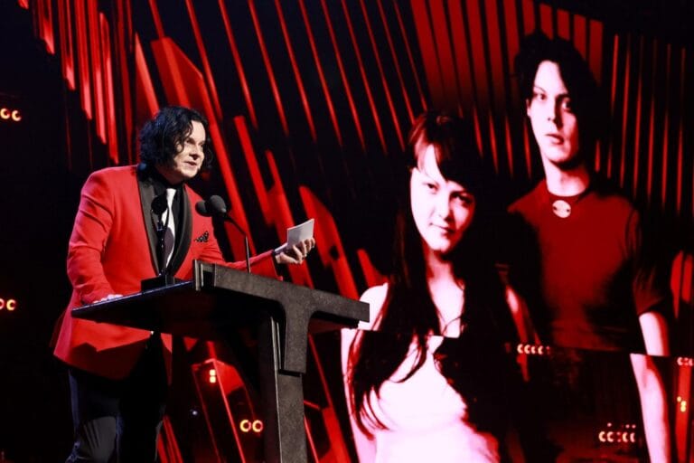 Jack White sobre un podio en el Salón de la Fama del Rock & Roll