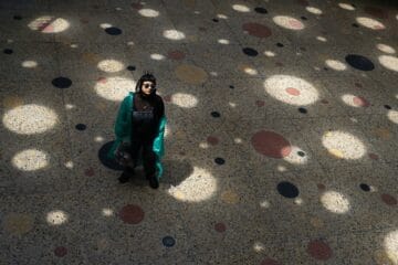 Kat Kathia sola debajo de un techo