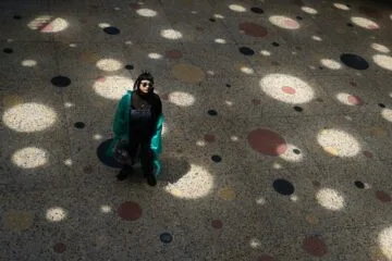 Kat Kathia sola debajo de un techo