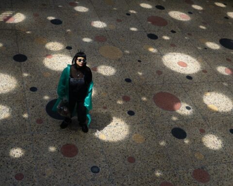 Kat Kathia sola debajo de un techo