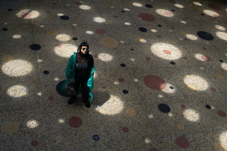 Kat Kathia sola debajo de un techo