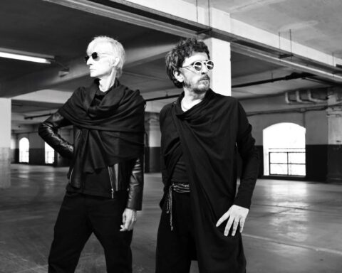 Los Látigos posando en un estacionamiento