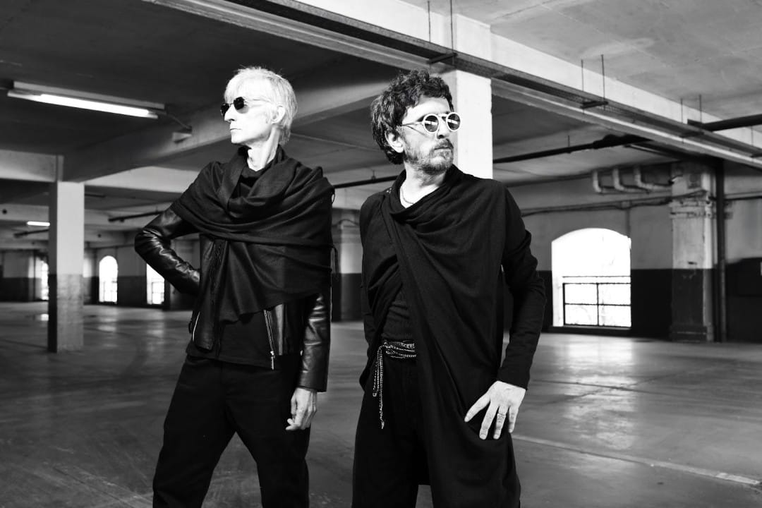 Los Látigos posando en un estacionamiento