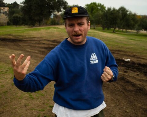 Mac DeMarco posando con una chaqueta azul