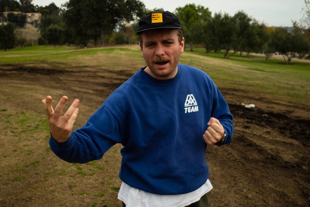 Mac DeMarco posando con una chaqueta azul