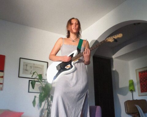 Maya Endo con una guitarra blanca