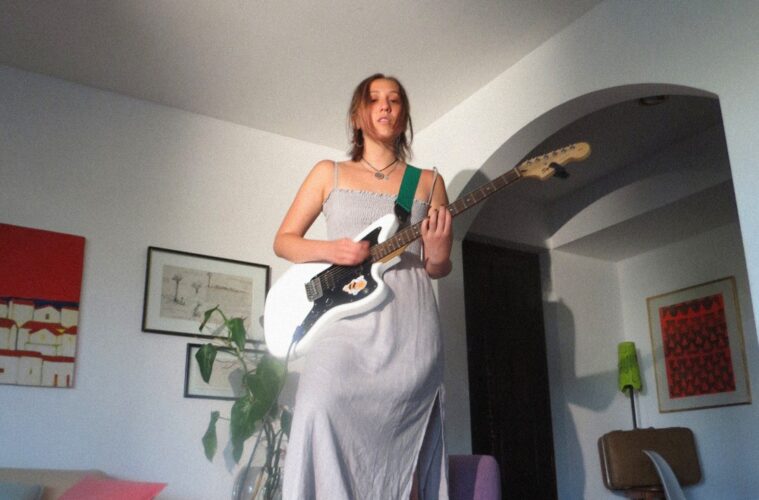 Maya Endo con una guitarra blanca