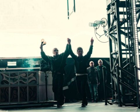 Oasis en el escenario del Wembley en 2025