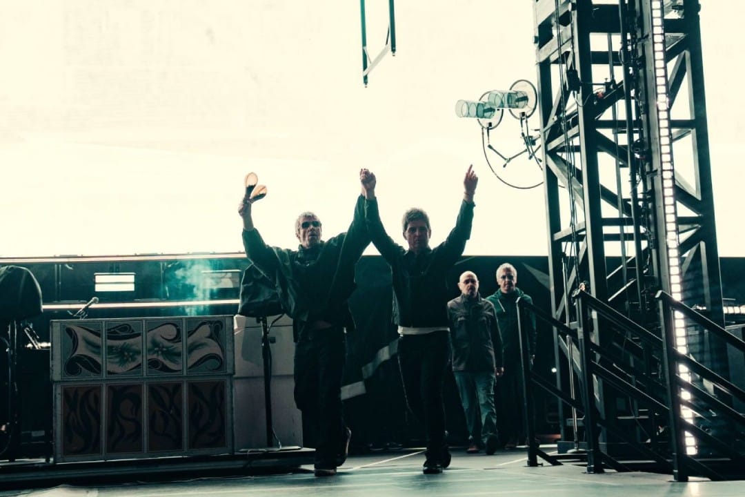 Oasis en el escenario del Wembley en 2025