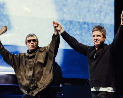 Los hermanos Gallagher de Oasis entrando al escenario