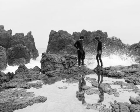 Prado y Andrés Prado en la orilla de una playa
