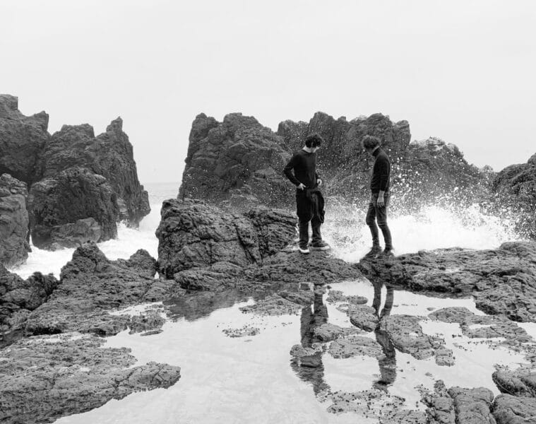 Prado y Andrés Prado en la orilla de una playa