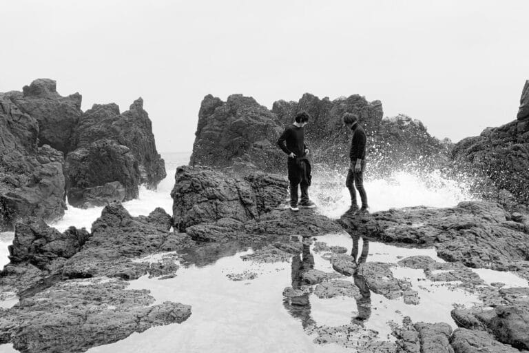 Prado y Andrés Prado en la orilla de una playa