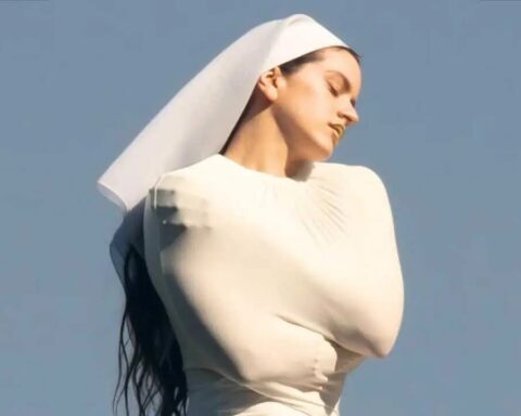 Rosalía posando para disco Lux