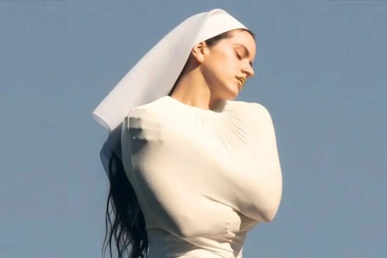 Rosalía posando para disco Lux