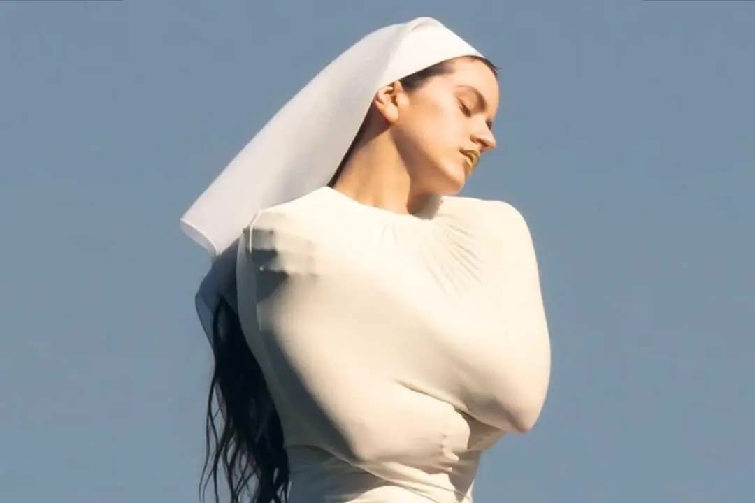 Rosalía posando para disco Lux