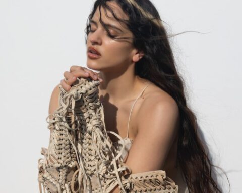 Rosalía posando con las manos en posición de rezo