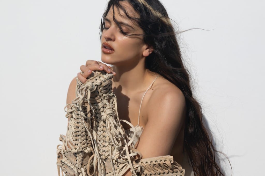 Rosalía posando con las manos en posición de rezo