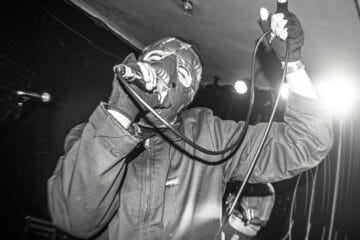 Super Fuzz en el escenario con micro en mano