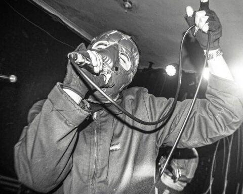 Super Fuzz en el escenario con micro en mano