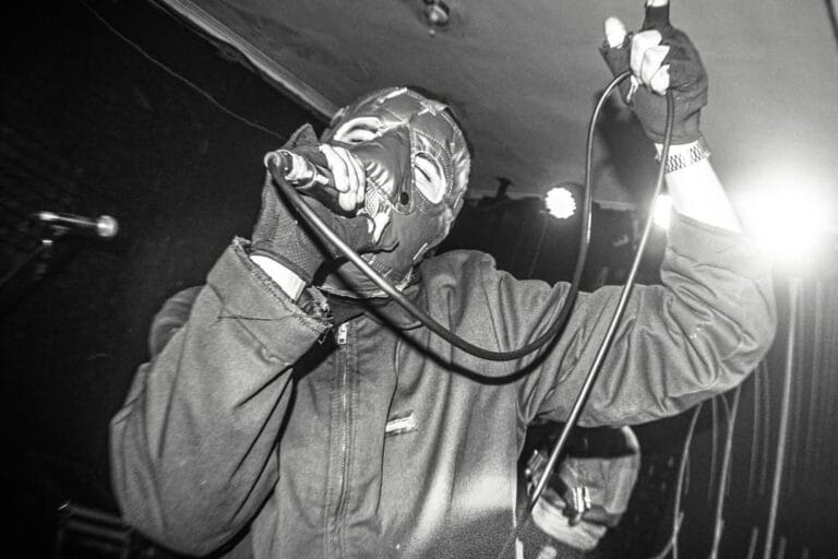 Super Fuzz en el escenario con micro en mano