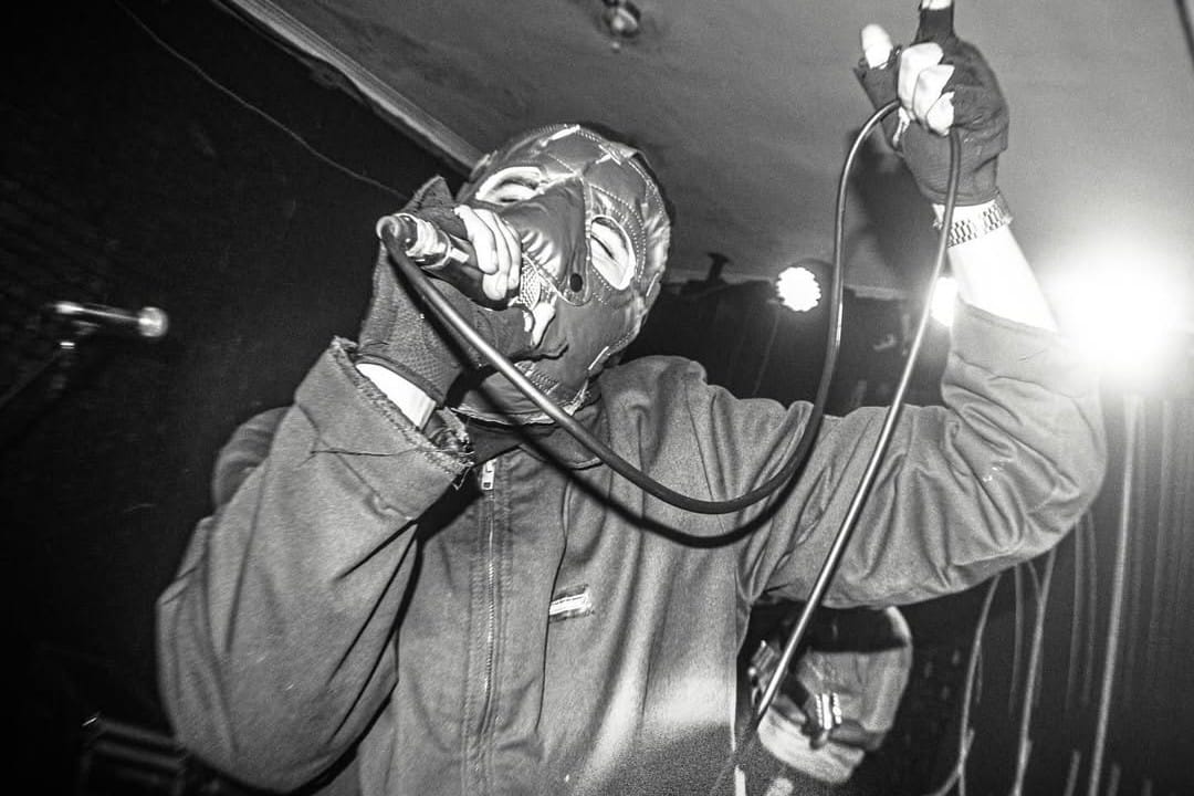 Super Fuzz en el escenario con micro en mano