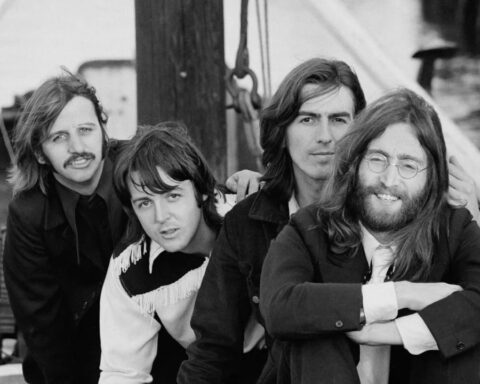 The Beatles (banda completa) posando en blanco y negro