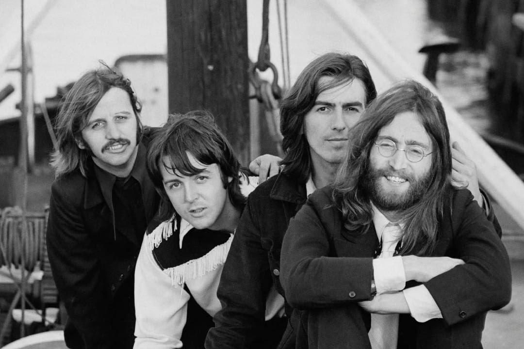 The Beatles (banda completa) posando en blanco y negro